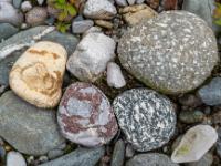 Kleine Gruppe bunter Steine